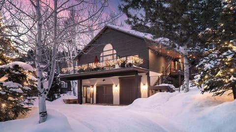 Welcome to Creekside Chalet!