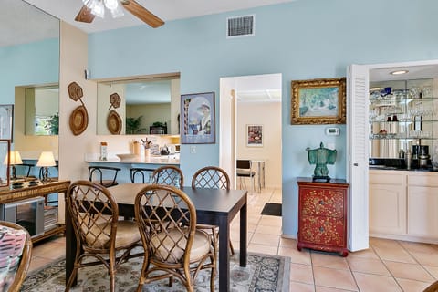 K0147 - Dining Area with Wet Bar