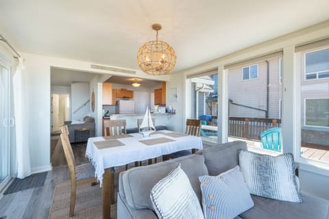 Dining area - Oceanfront dining