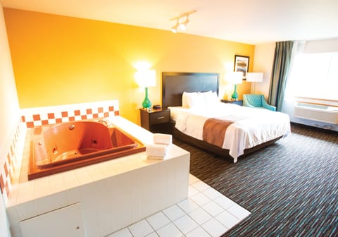 Dorena King Jacuzzi Suite | Premium bedding, desk, iron/ironing board, free WiFi