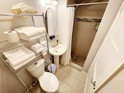 Deluxe Suite, 1 Bedroom, Kitchenette, Mountain View | Bathroom | Combined shower/tub, free toiletries, hair dryer, towels