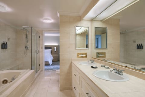 Presidential Suite, 1 Bedroom, City View | Bathroom | Combined shower/tub, hair dryer, towels