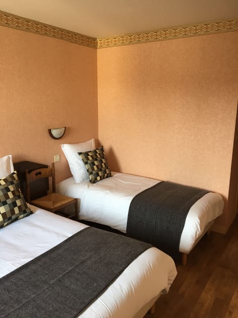 Triple Room | Desk, iron/ironing board, free WiFi, bed sheets