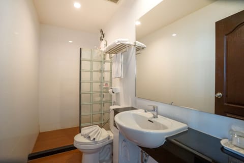 Superior Twin Room, Sea View, Beachfront | Bathroom | Shower, rainfall showerhead, free toiletries, towels