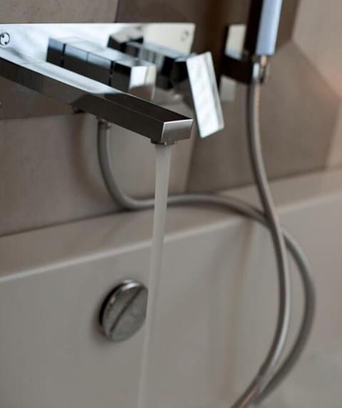 Junior Suite, Vineyard View | Bathroom | Shower, free toiletries, hair dryer, bidet