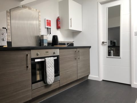 City Studio, 1 Double Bed | Private kitchen | Microwave, oven, stovetop, electric kettle