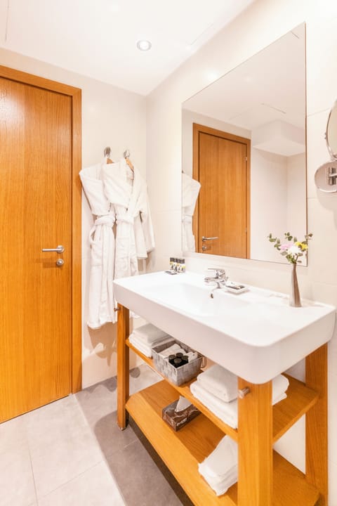 Executive Double Room (Temple of Zeus or Acropolis View) | Bathroom | Eco-friendly toiletries, hair dryer, slippers, towels