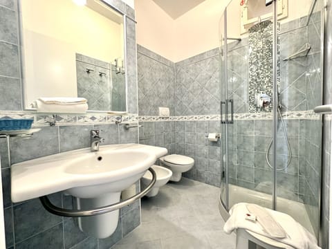 Superior Double Room, Sea View | Bathroom | Shower, free toiletries, hair dryer, bidet