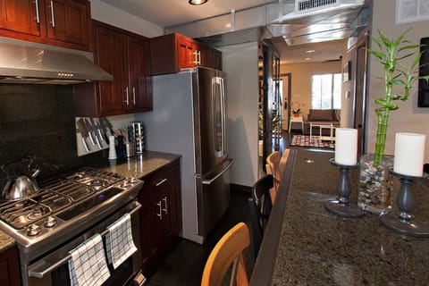 Full-size fridge, microwave, oven, stovetop