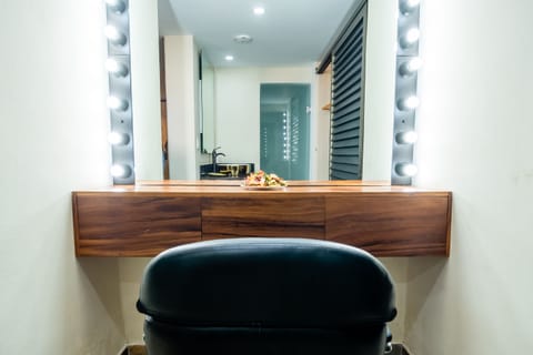 Sauna, spa tub, 1 treatment room