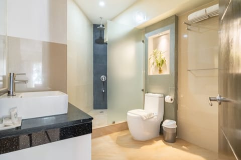 Premier Room, Sea View | Bathroom | Shower, rainfall showerhead, free toiletries, hair dryer