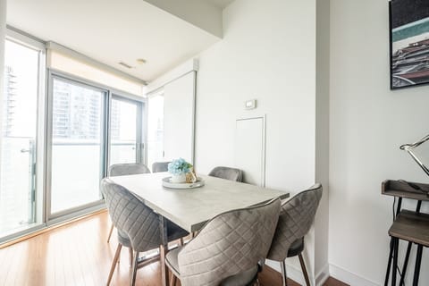 Deluxe Apartment, 2 Bedrooms, Kitchen, City View | Dining room