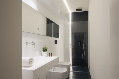 Standard Suite | Bathroom | Combined shower/tub, free toiletries, slippers, bidet