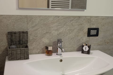 Shower, rainfall showerhead, free toiletries, hair dryer