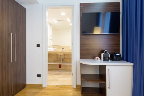 Single Room, 1 Double Bed | Minibar, in-room safe, desk, soundproofing