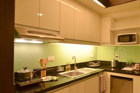 Executive Queen Room | Private kitchen | Full-size fridge, microwave, coffee/tea maker, electric kettle