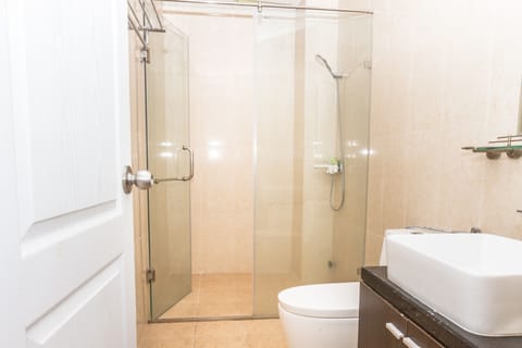 2 Bedrooms Apartment | Bathroom | Shower, towels