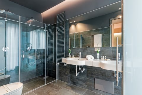 Superior Double Room | Bathroom | Bidet, towels