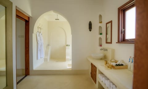 Separate tub and shower, deep soaking tub, rainfall showerhead