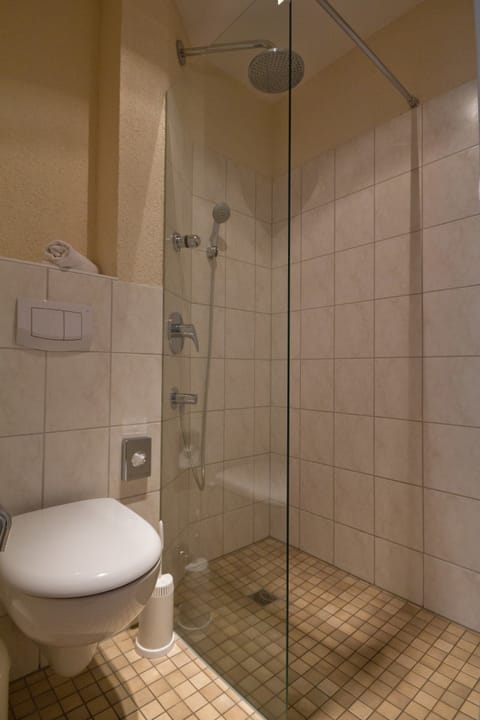 Standard Room, 1 Twin Bed | Bathroom | Free toiletries, hair dryer, towels, soap