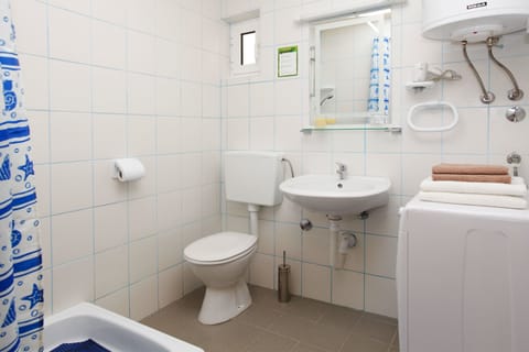 Superior Studio, 1 Double Bed | Bathroom | Shower, free toiletries, hair dryer, towels