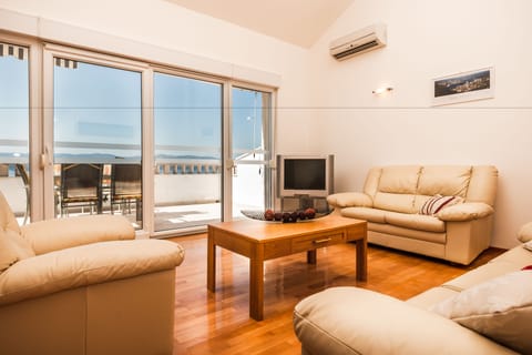 Deluxe Apartment, 2 Bedrooms, Sea View | Living room | TV