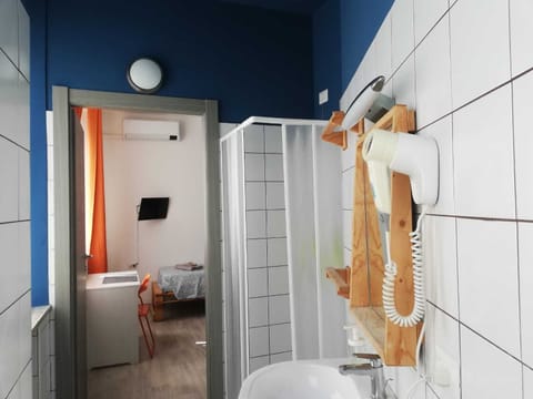 Business Single Room, Ensuite, City View | Bathroom | Shower, rainfall showerhead, free toiletries, hair dryer