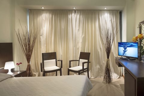 Executive Double Room | In-room safe, desk, blackout drapes, soundproofing