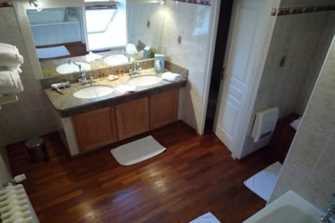 Deluxe Double Room, Park View | Bathroom | Free toiletries, hair dryer, towels