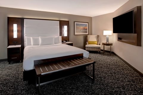 Suite, 1 King Bed, Corner | Hypo-allergenic bedding, pillowtop beds, in-room safe, blackout drapes