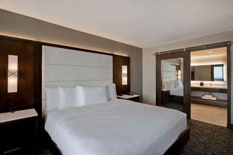 Presidential Suite, 1 King Bed | Hypo-allergenic bedding, pillowtop beds, in-room safe, blackout drapes