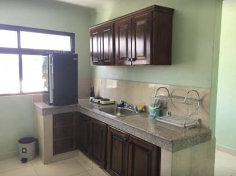 Apartment, 3 Bedrooms, 2 Bathrooms | Private kitchen