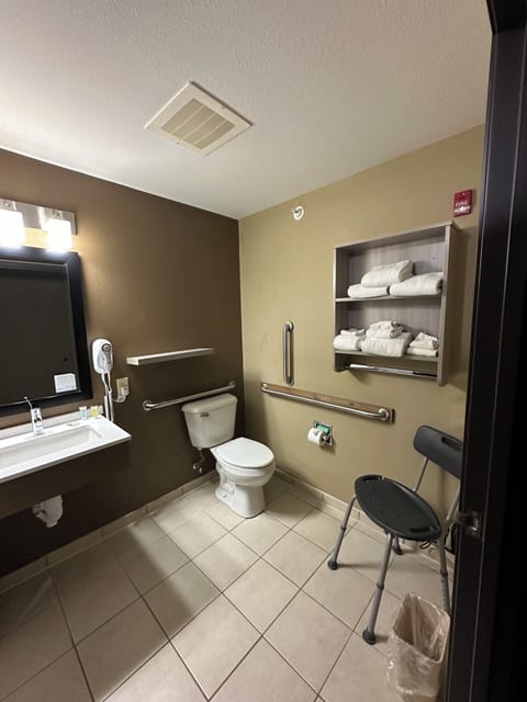 Room, 1 Queen Bed, Accessible, Non Smoking (Mobility) | Bathroom | Combined shower/tub, hair dryer, towels, soap