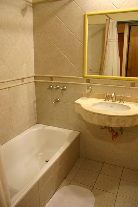 Classic Double Room | Bathroom | Free toiletries, hair dryer, bidet, towels