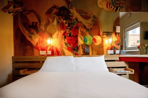 Signature Double Room, 1 Double Bed, Non Smoking, Shared Bathroom | Individually decorated, desk, laptop workspace, free WiFi