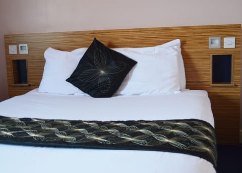 Standard Double Room, Ensuite | Iron/ironing board, free WiFi, bed sheets