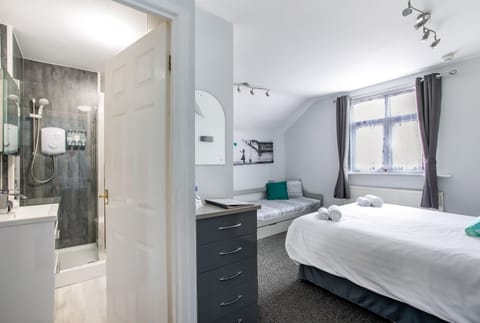 Deluxe Double Room, 1 King Bed, Ensuite | Premium bedding, desk, blackout drapes, iron/ironing board