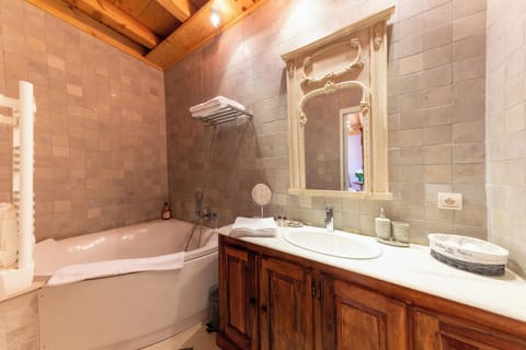 Superior Suite, Ensuite, Park View (La suite Pivoine) | Bathroom | Free toiletries, hair dryer, towels