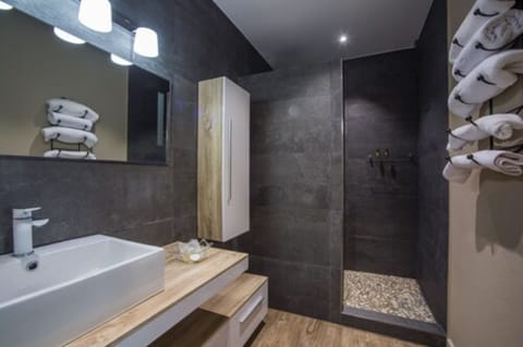 Quadruple Room | Bathroom | Shower, rainfall showerhead, free toiletries, hair dryer