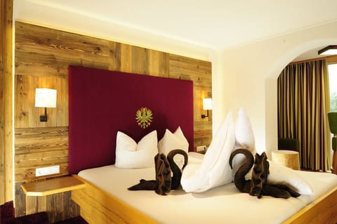 Romantic Double Room (Tirol) | In-room safe, desk, free WiFi, bed sheets