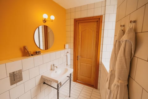 Superior Double Room, Terrace | Bathroom | Shower, free toiletries, hair dryer, bathrobes