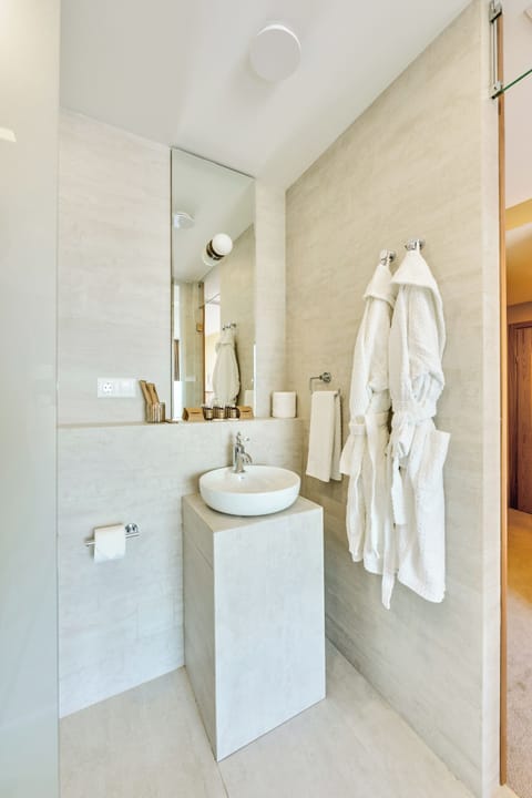 Honeymoon Double Room | Bathroom | Shower, free toiletries, hair dryer, bathrobes