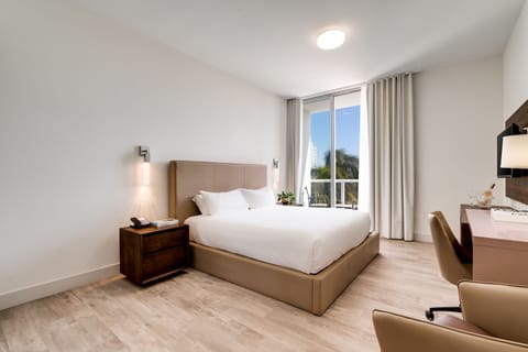 Deluxe Studio Suite, 1 King Bed, Balcony | Premium bedding, pillowtop beds, in-room safe, desk