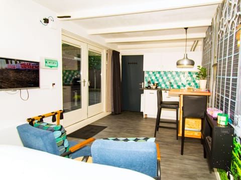 Junior Studio Suite, Non Smoking | Living area | 32-inch Smart TV with digital channels, TV, Netflix