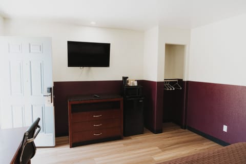 Standard Room, 1 King Bed, Accessible | Iron/ironing board, free WiFi, bed sheets, alarm clocks