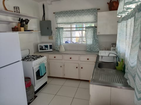 Cottage, Multiple Beds, Kitchen | Private kitchen | Fridge, microwave, oven, stovetop