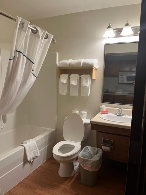 Combined shower/tub, free toiletries, towels