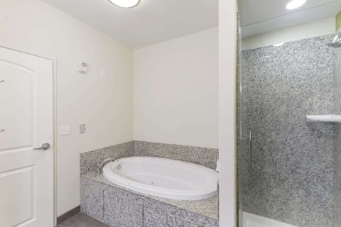 Room, 1 King Bed, Non Smoking, Jetted Tub | Bathroom | Free toiletries, hair dryer, towels, soap