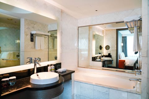 Club Studio, 1 King Bed, Business Lounge Access (Skyway) | Bathroom | Separate tub and shower, deep soaking tub, designer toiletries