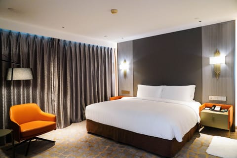 Executive Room, 1 King Bed, Business Lounge Access | Premium bedding, down comforters, minibar, in-room safe